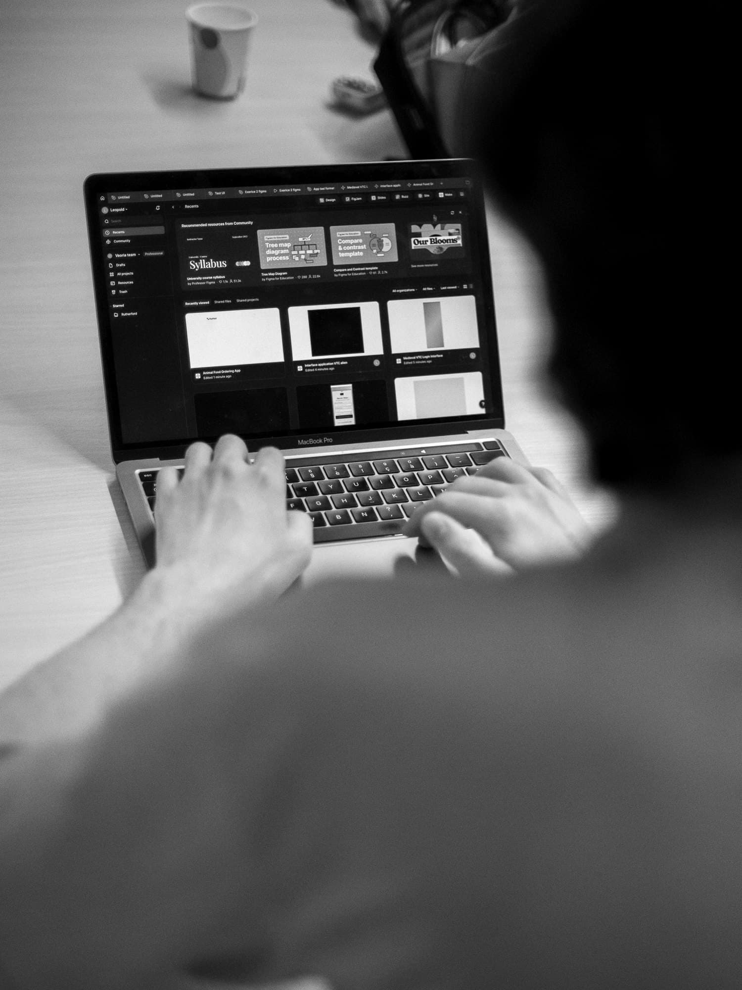 Au travail sur un ordinateur portable