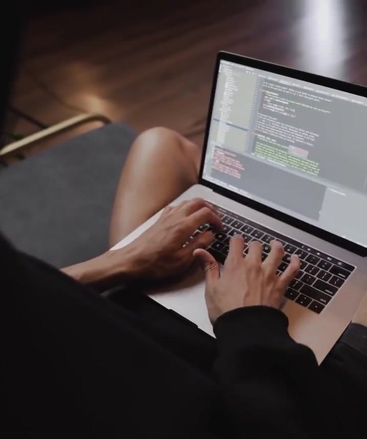 Un ordinateur portable pendant une session de travail